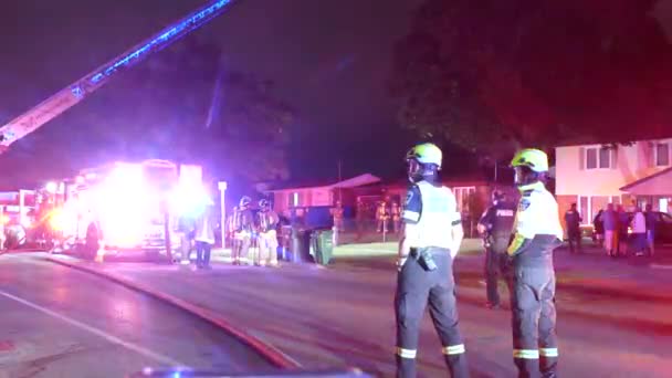 Fire Engine Flashing Lights Scene Residential House Fire Firefighters Police — Video Stock