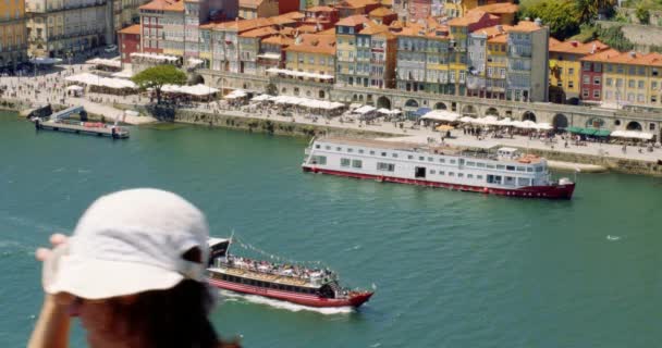 Crowds Boats Douro River Pier Market Stalls Porto Portugal Cinematic — Vídeos de Stock