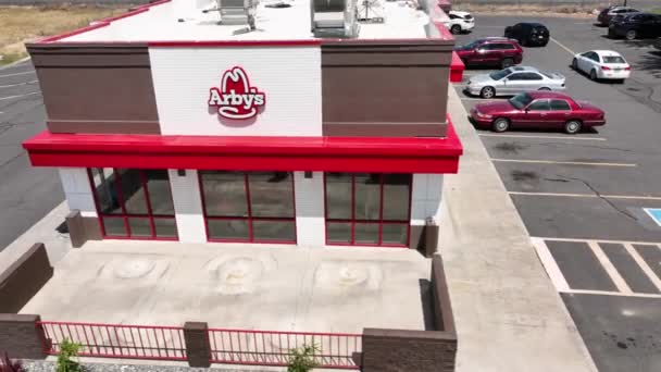 Drone Shot Arby Fast Food Restaurant Summer Time — Video Stock