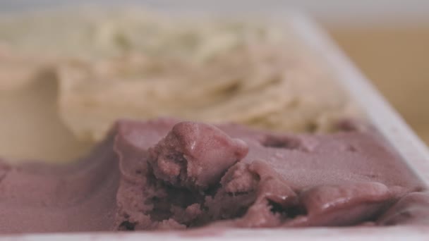 Κουτάλι Παίρνει Μια Κουταλιά Παγωτό Φράουλα Στην Ιταλία Από Μια — Αρχείο Βίντεο