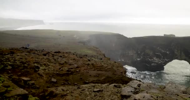 Dyrhlaey Arch Iceland Gimbal Video Panning Left Right — Vídeos de Stock