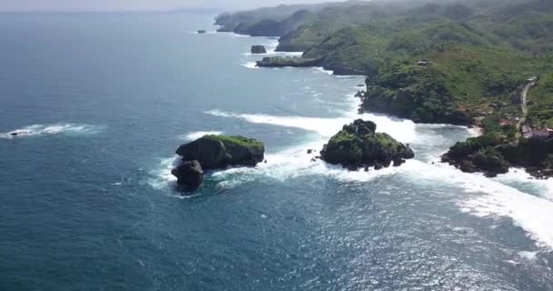 Aerial View Giant Ocean Waves Crashing Foaming Big Rock Stones — Video