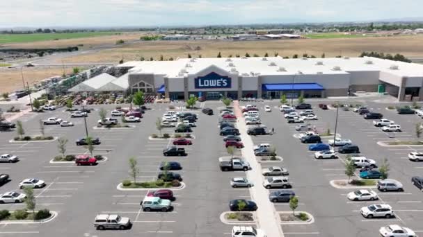 Orbiting Drone Shot Hardware Store Storefront Parking Lot — Stockvideo