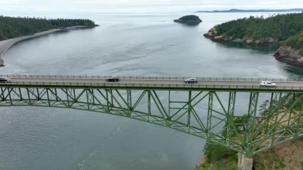 Drone Perspective Cars Driving Massive Bridge Deception Pass — Vídeos de Stock
