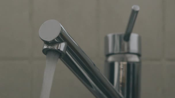 Hand Opens Sink Faucet Lets Out Water Slow Motion — Stok video