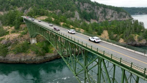 Cars Driving Green Steel Bridge Deception Pass State Park — 图库视频影像