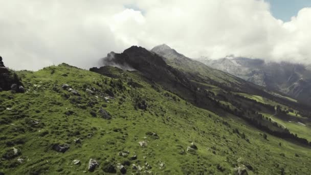 Aerial Drone Shot Grass Covered Mountain Top Small Trail Leading — Αρχείο Βίντεο