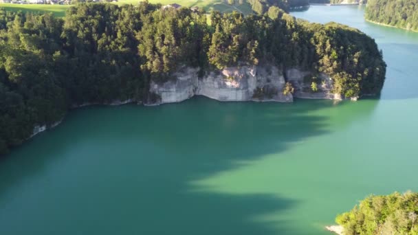 Βραδινός Ήλιος Ρίχνει Μακριές Σκιές Πάνω Από Ελβετικό Lac Gruyere — Αρχείο Βίντεο