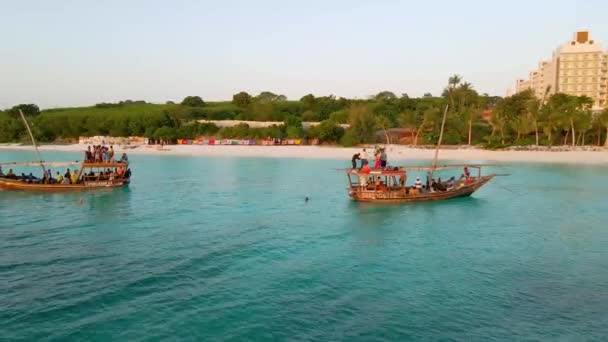 Nungwi Beach Zanzibar Tanzania Fishing Boats Tourists Indian Ocean Sunset — ストック動画