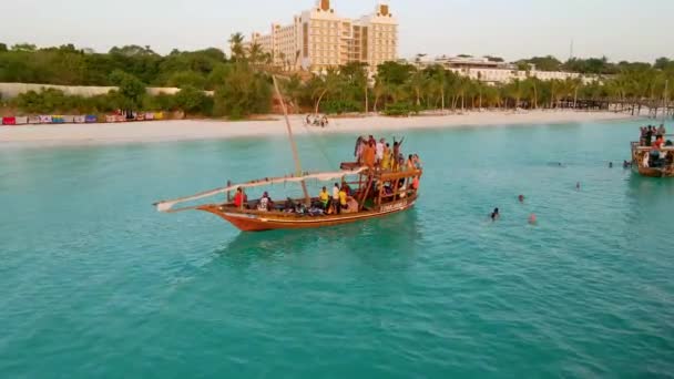 Nungwi Beach Zanzibar Tanzania Fishing Boats Tourists Indian Ocean Sunset — Wideo stockowe