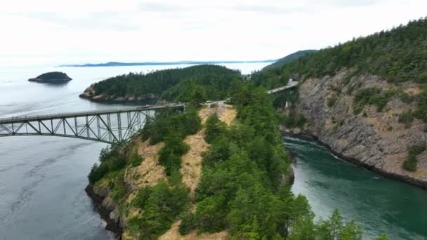 Wide Aerial Shot Deception Pass Bridge Washington — Stockvideo