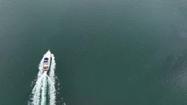 Overhead View Large Yacht Cruising Pacific Ocean — Vídeo de stock