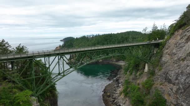 Wide Orbiting Shot Deception Pass Bridge Whidbey Island — 图库视频影像