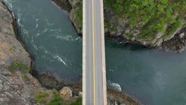 Overhead Shot Cars Driving Bridge Water Passing — Vídeos de Stock