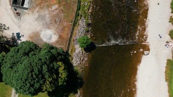 Ariel Drone Footage Peaceful River Surrounded Farmland Summers Day Yorkshire — ストック動画