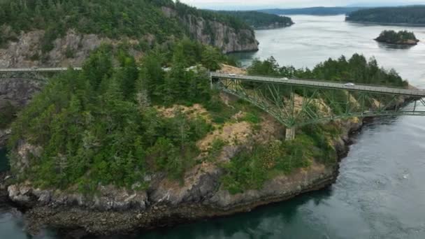 Wide Aerial Shot Pulling Away Reveal Magnitude Deception Pass Bridge — Vídeo de stock