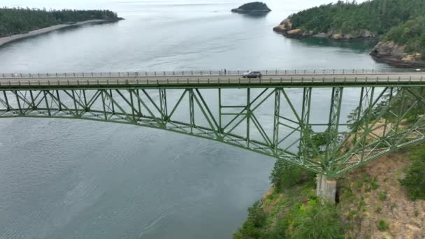 Single Car Driving Green Steel Bridge Deception Pass State Park — 图库视频影像