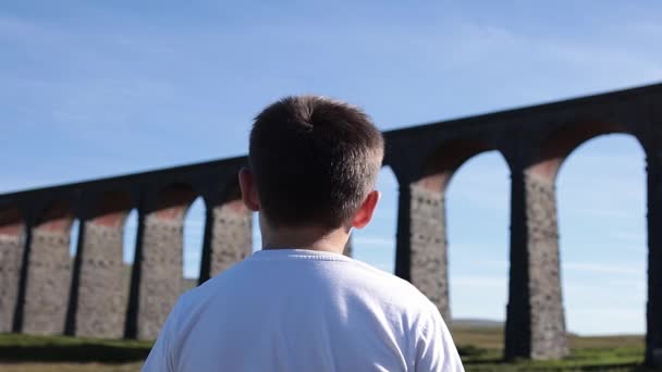 Boy Standing Looking Out Large Arched Railway Bridge Ribblehead Viaduct — Vídeo de Stock