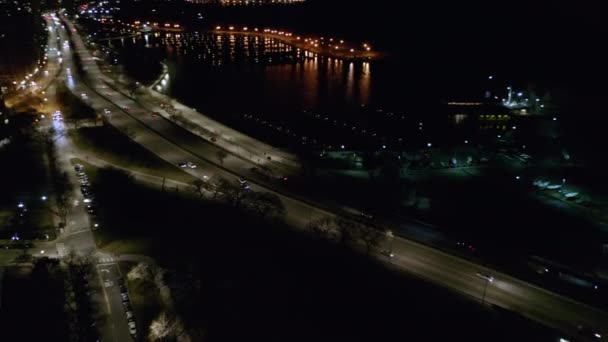 Снимок Воздушного Беспилотника Движения Транспорта Через Мост Чикаго Сша Ночное — стоковое видео