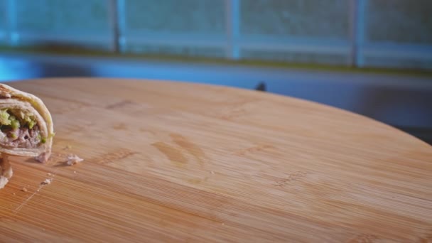 Anabolic Tuna Wrap Wooden Board Cut Two Slider Reveal — Videoclip de stoc
