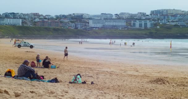 People Lifeguarded Beach Fistral Cornwall United Kingdom Rnli Emergency Response — Stockvideo
