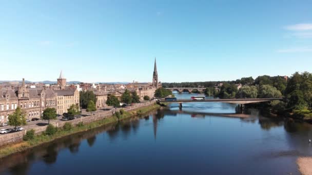 Drone Descending River Tay Revealing Beautiful Reflection Matthew Church Scotland — ストック動画