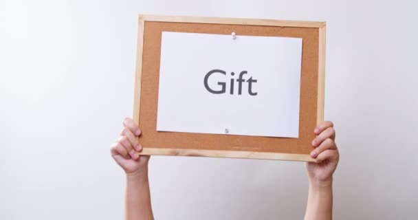 Woman Hand Shows Paper Board Word Gift White Studio Background — ストック動画