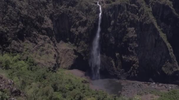 Revealed Steep Stony Creek Single Drop Waterfall Wallaman Queensland Australia — Stockvideo