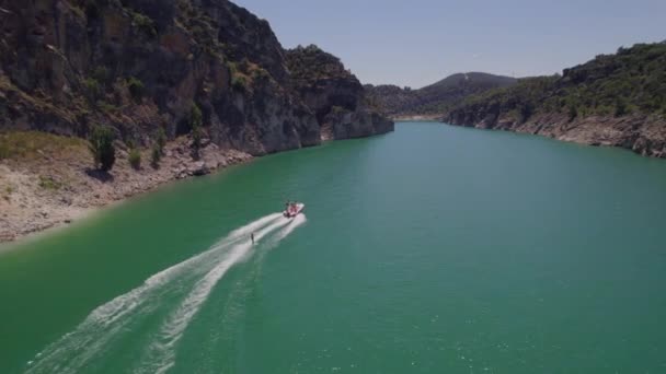 Wakesurf Athlete Has Fun Being Pulled Motor Boat Canyon River — Wideo stockowe