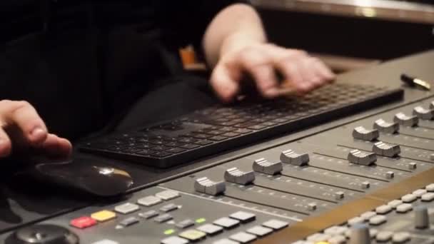Man Working Studio Using Music Console Desktop Mouse Keyboard Close — Vídeo de stock