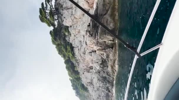 Sailing Beautiful Kolocep White Rocky Shoreline Green Forestry Croatia — Vídeo de stock