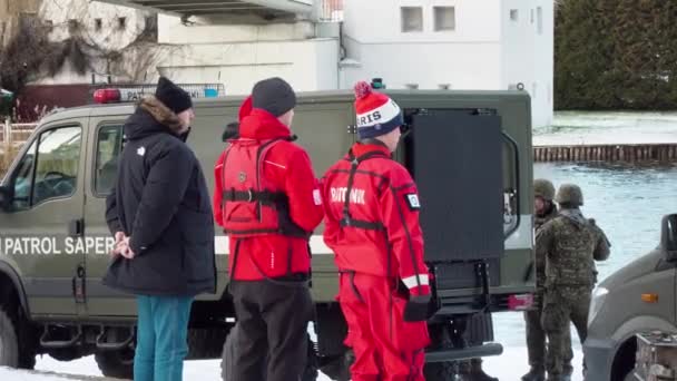 Polish Bomb Squad Rescue Squad Uniform Standing Lakeside Winter Recovery — Vídeo de Stock