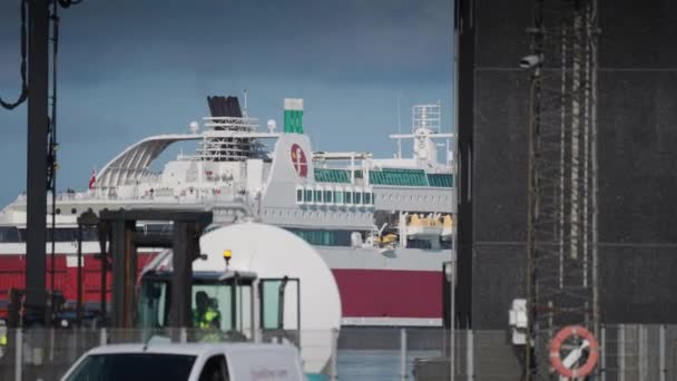 Fjord Line Ferry Leaving Port Slow Motion Pan Follow — 图库视频影像