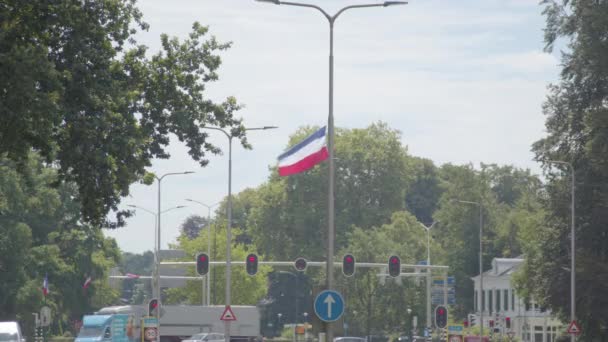 Upside Flag Waving Lamp Post Busy Road Sign Dutch Farmer — Stock videók