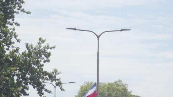 Tilting Upside Flag Waving Lamp Poast Busy Road Sign Dutch — стокове відео