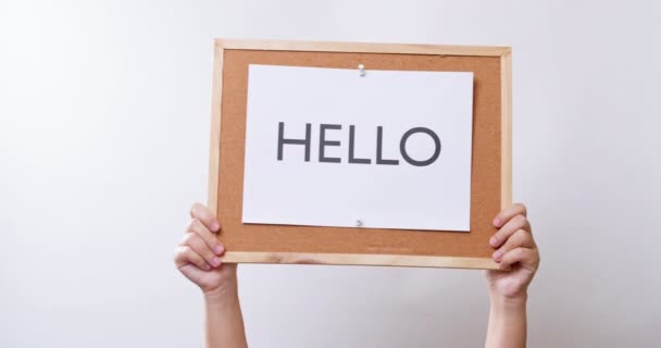 Woman Hand Shows Paper Board Word Hello White Studio Background — Vídeo de Stock