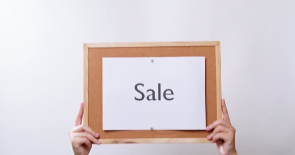 Woman Hand Shows Paper Board Word Sale White Studio Background — Stock videók