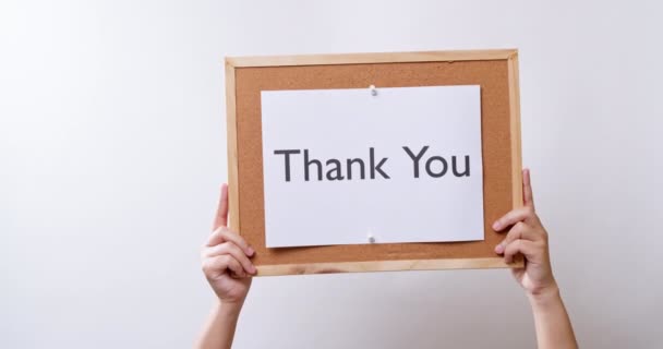 Woman Hand Shows Paper Board Word Thank You White Studio — Vídeos de Stock