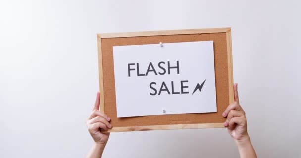 Woman Hand Shows Paper Board Word Flash Sale White Studio — Stock videók