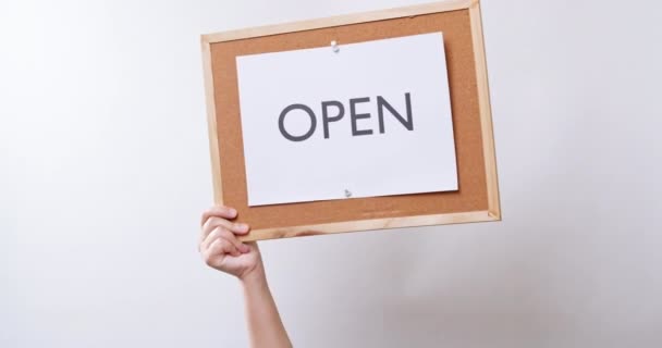 Woman Hand Shows Paper Board Word Open White Studio Background — Vídeos de Stock