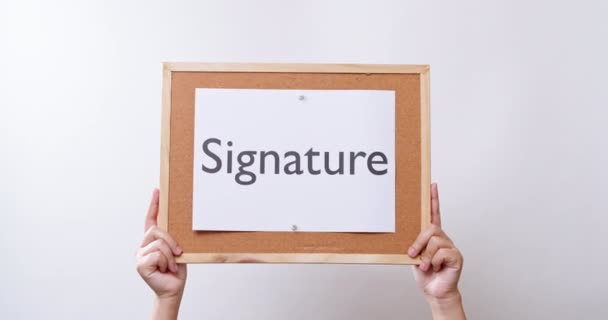 Woman Hand Shows Paper Board Word Signature White Studio Background — Vídeo de Stock