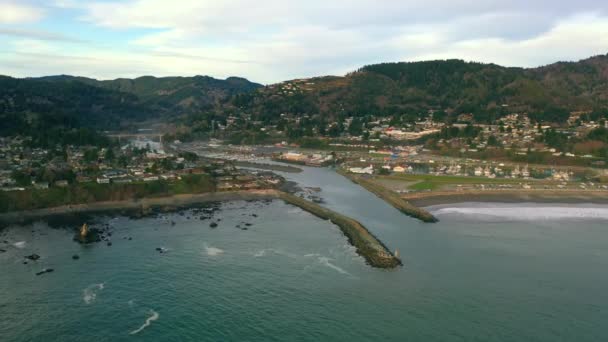 Port Brookings Oregon Aerial View Harbor Jetty — Vídeos de Stock