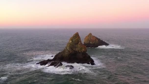 Southern Oregon Coast Sunrise Drone Fly Sea Stacks – stockvideo
