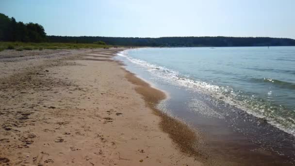 Wide View Wavy Water Line Sunny Sand Beach Gotland Sweden — Stock videók