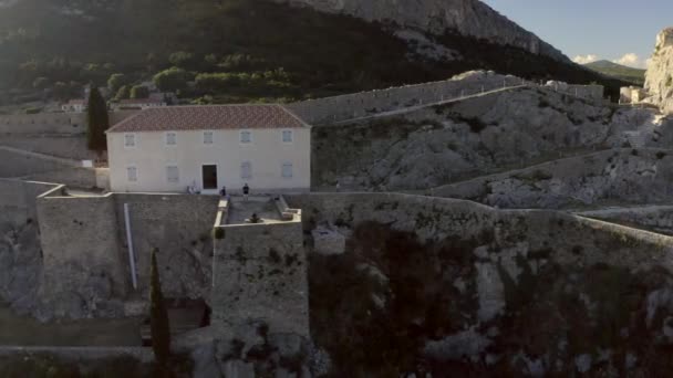 Tourists Visit Historic Klis Fortress Hill Village Split Croatia Aerial — Stockvideo