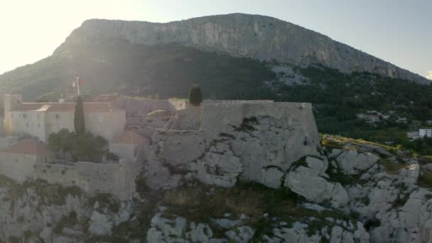 Aerial View Fortress Village Klis Split Croatia Drone Sideways — Vídeos de Stock