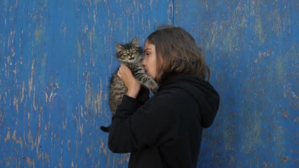 Teenager Repeatedly Kisses Small Fluffy Cat — Stock Video