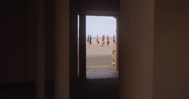 Вид Закритий Пляж Зсередини Прибережного Будинку Кишеньковий Вид — стокове відео