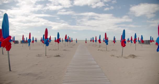 Endless Wooden Pathway Sandy Beach Closed Umbrellas Empty Beach — Vídeo de stock
