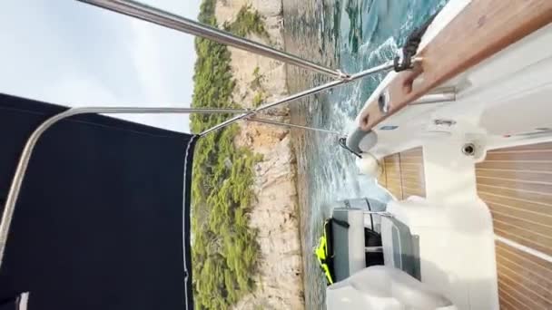 View Stern Boat Going Fast While Leaving Trail Foam View — Vídeo de stock